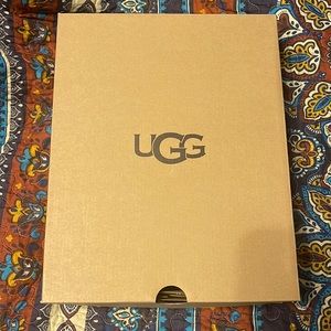 Kids size 5 (Women size 7) classic mini 2 uggs in chestnut